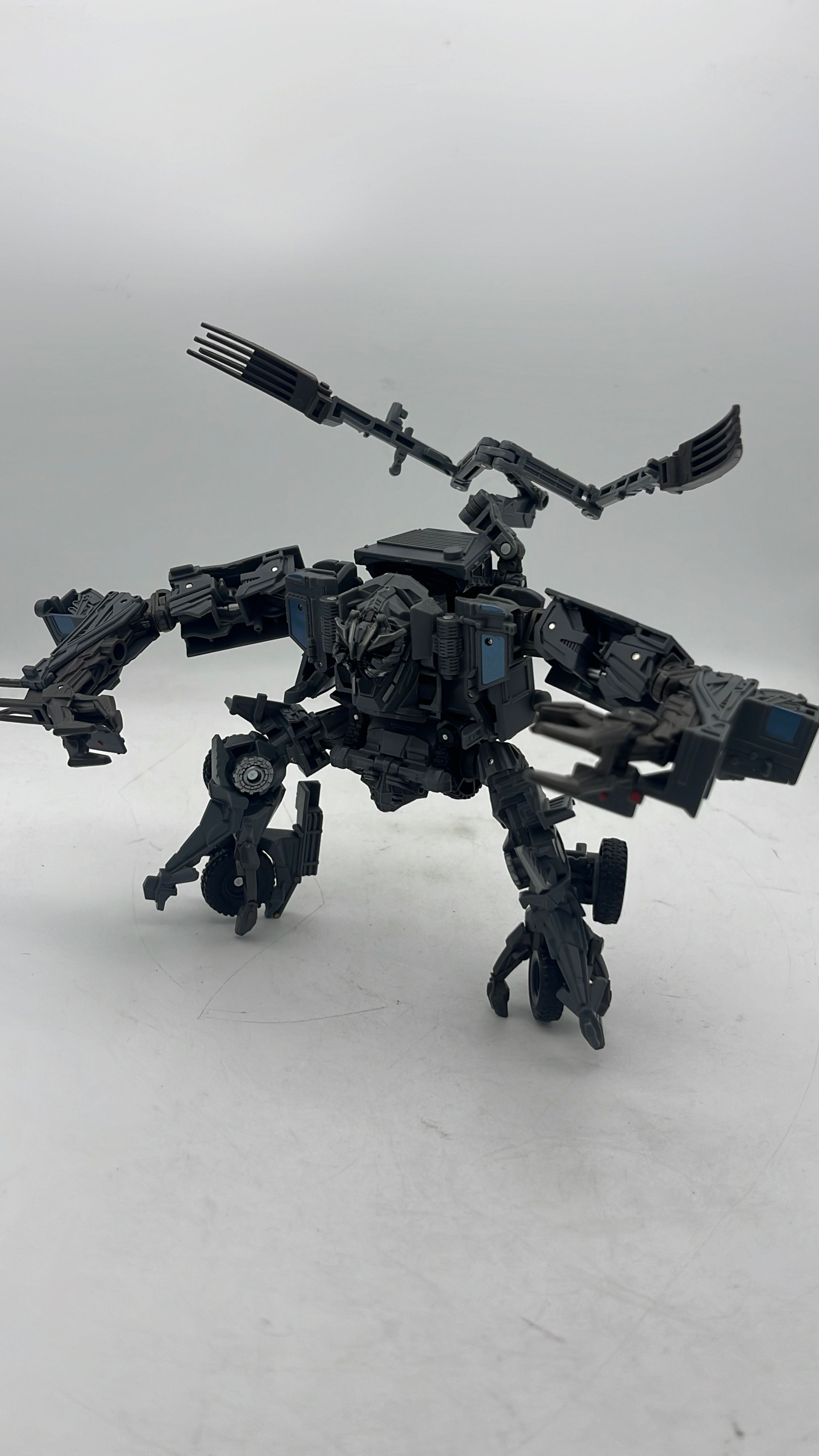 Hasbro Transformers Studio Series Nest Bonecrusher Figure 2023 (used) view 4
