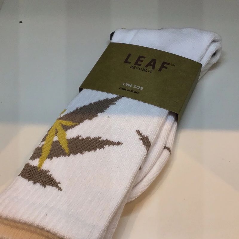 Leaf Republic White/Tan Socks