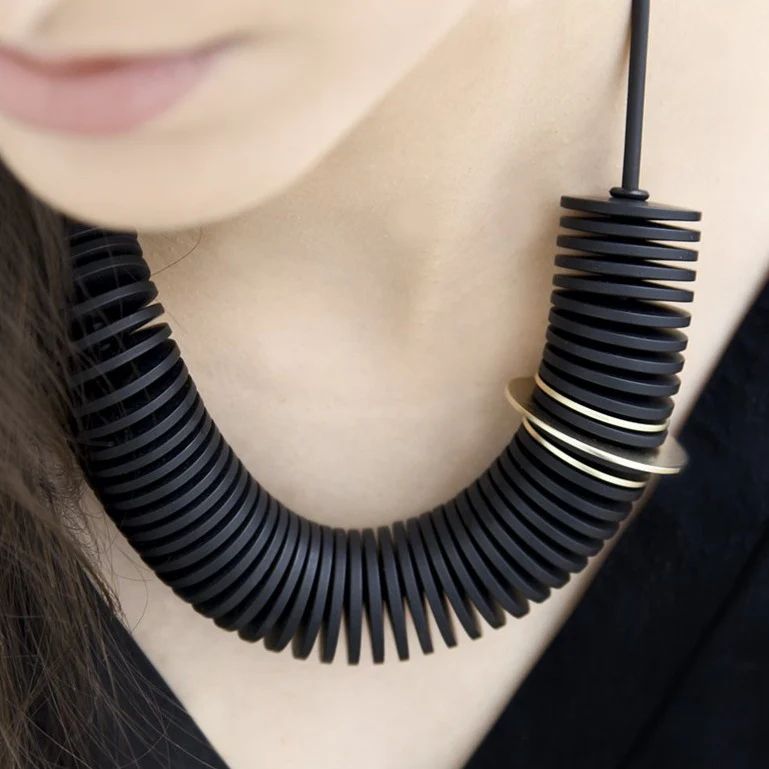 Collier SCROLL de la Collection Q (court)