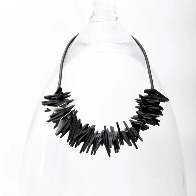 Collier Hélix : finition laiton, résine, caoutchouc (court)