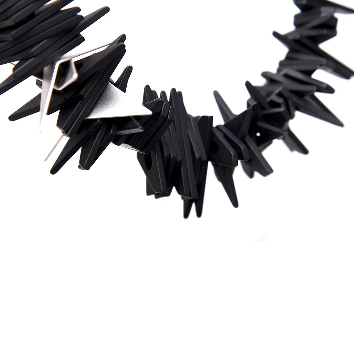 Collier Hélix : finition laiton, résine, caoutchouc (court)
