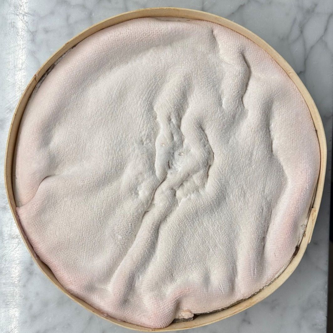***DÉPÔT DE RÉSERVE *** SUR Meule entière de Vacherin Mont-d’or  de Noël