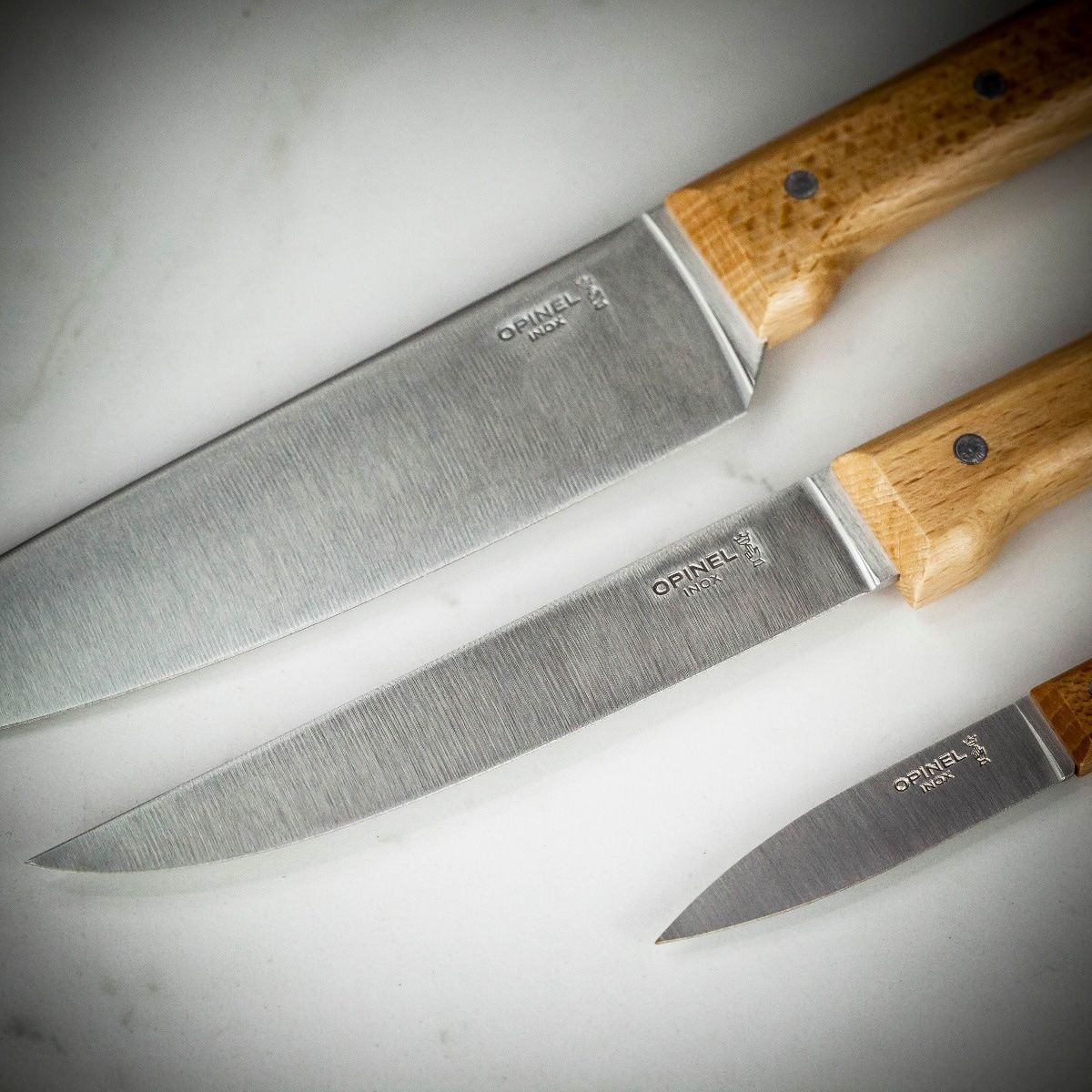 Trio Parallèle d&#39;Opinel : couteau de CHEF, couteau à découper &amp; couteau d&#39;office (Fr)