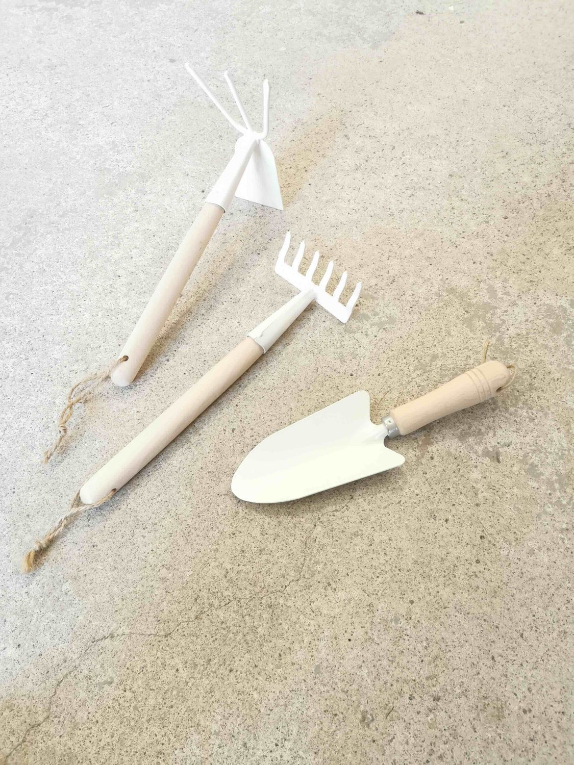 Pelle, pioche et râteau - Ensemble d&#39;outils de jardinage en hêtre ciré et métal  (All)