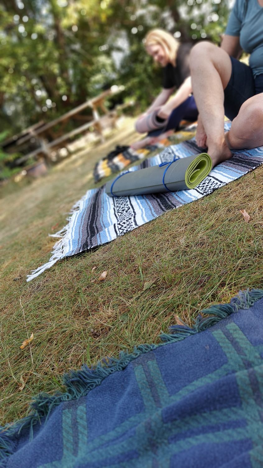 Séances EXTRAS AJOUTÉES  en septembre - YOGA au bord de la rivière avec Lissa Bain 