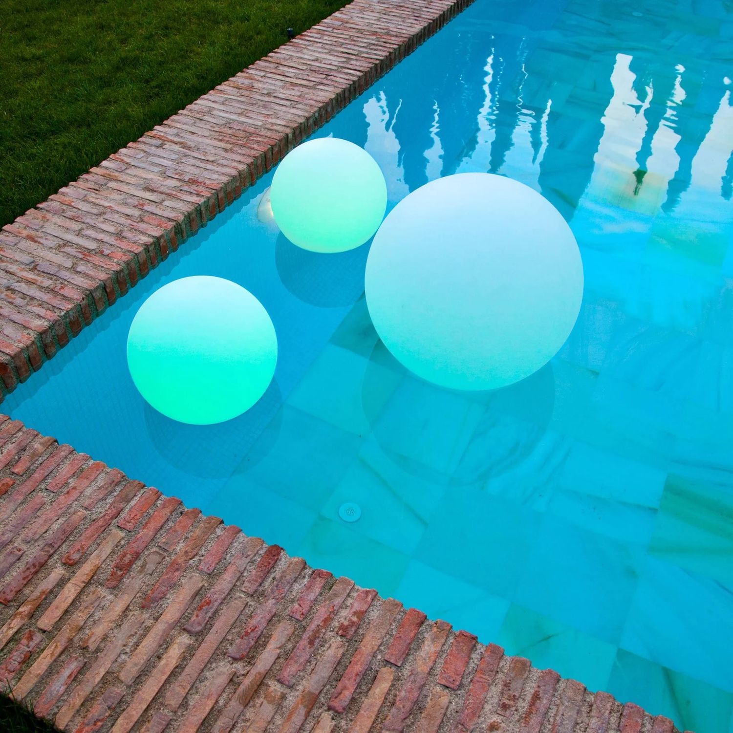 Lampe extérieure flottante à recharge solaire (Espagne)