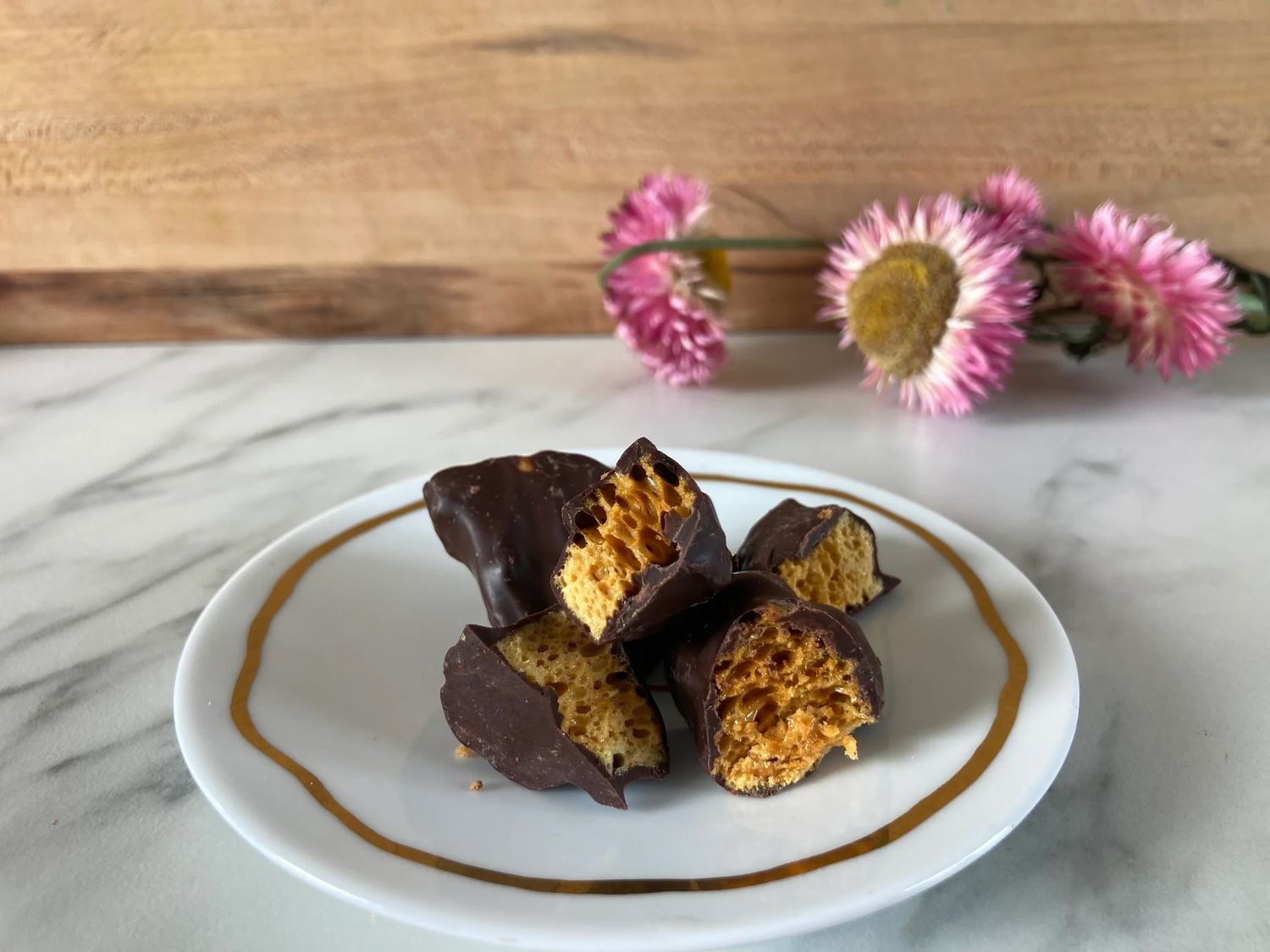 Éclats de tire éponge à l’érable enrobés de chocolat noir 70% - Cabane sur le Roc (Qc)