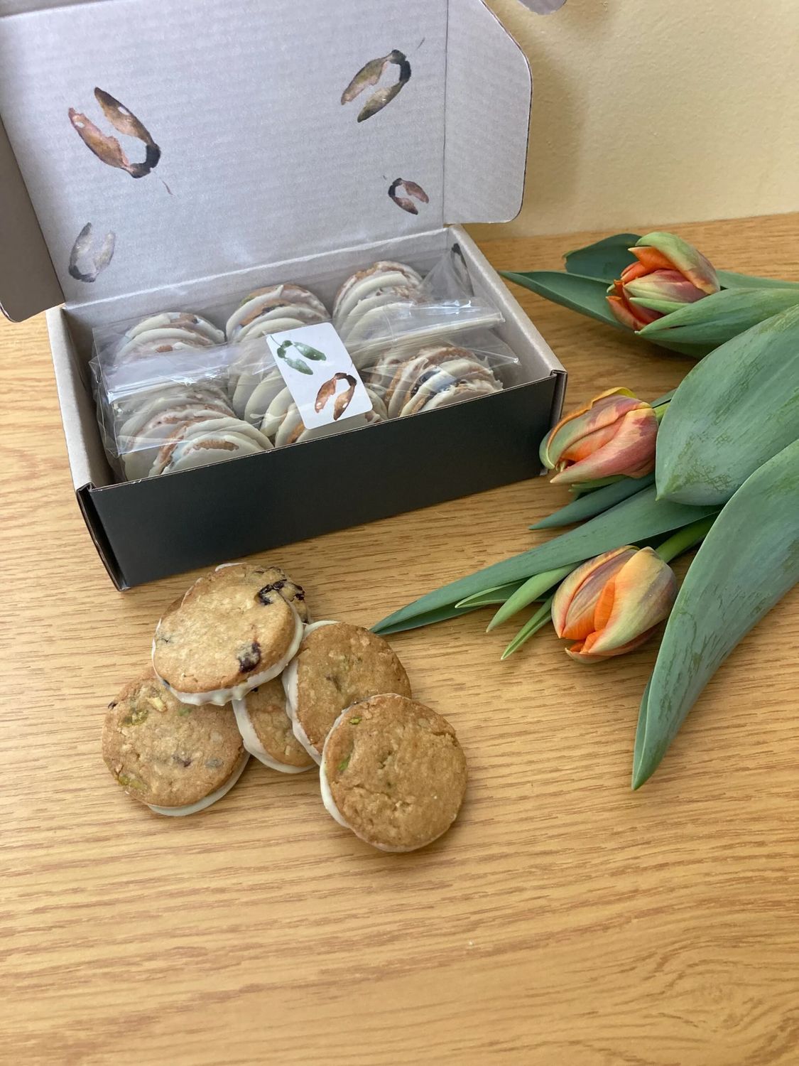 Boîte de biscuits coco cerise pistache et chocolat blanc - Cabane sur le roc (Qc)