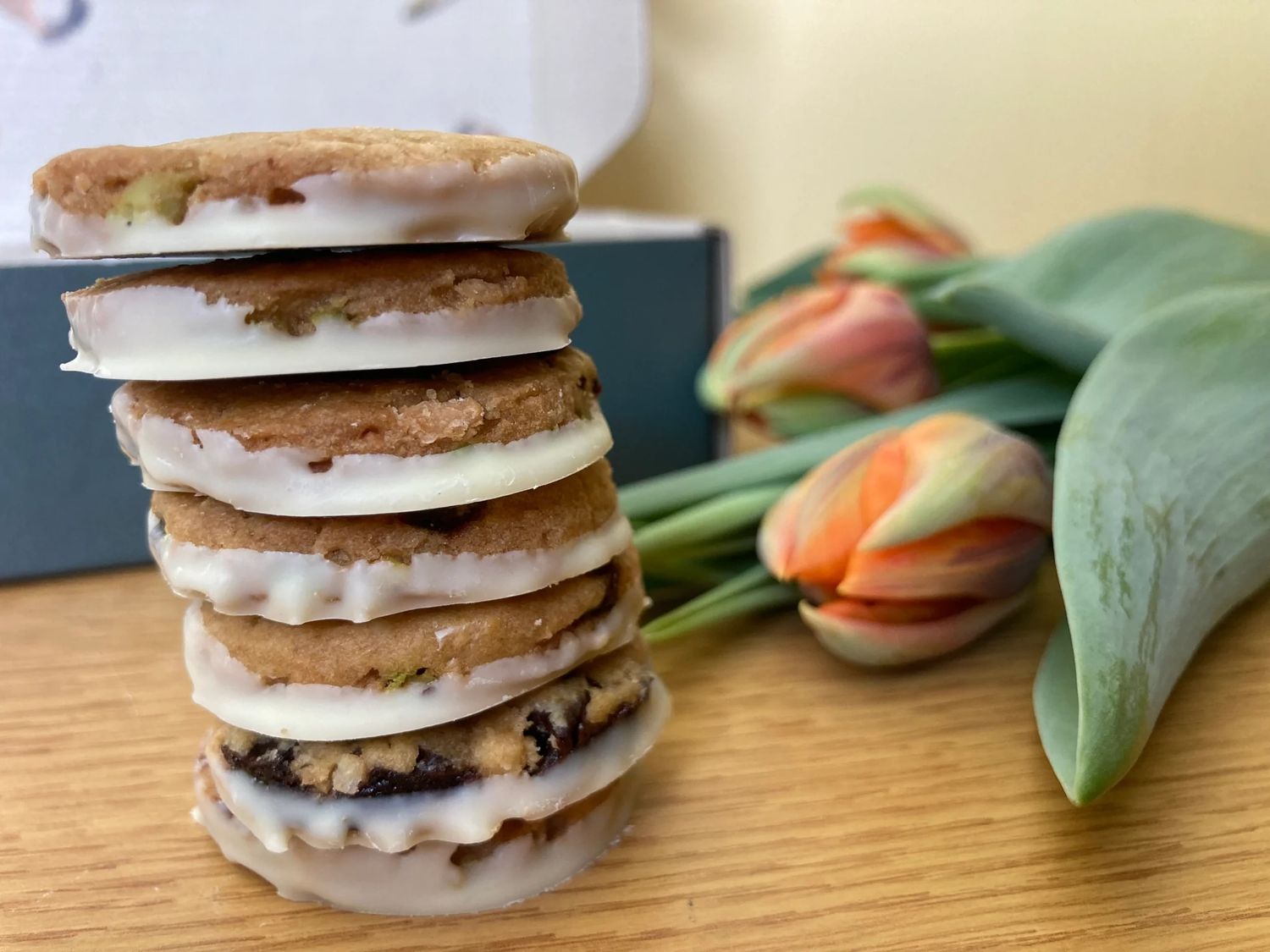 Boîte de biscuits coco cerise pistache et chocolat blanc - Cabane sur le roc (Qc)