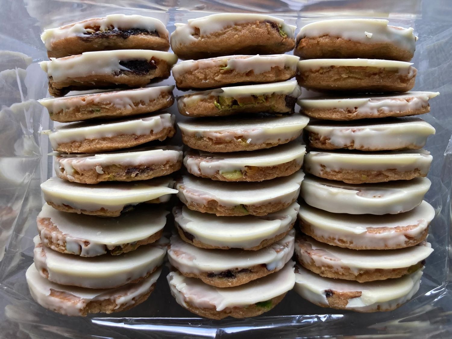 Boîte de biscuits coco cerise pistache et chocolat blanc - Cabane sur le roc (Qc)