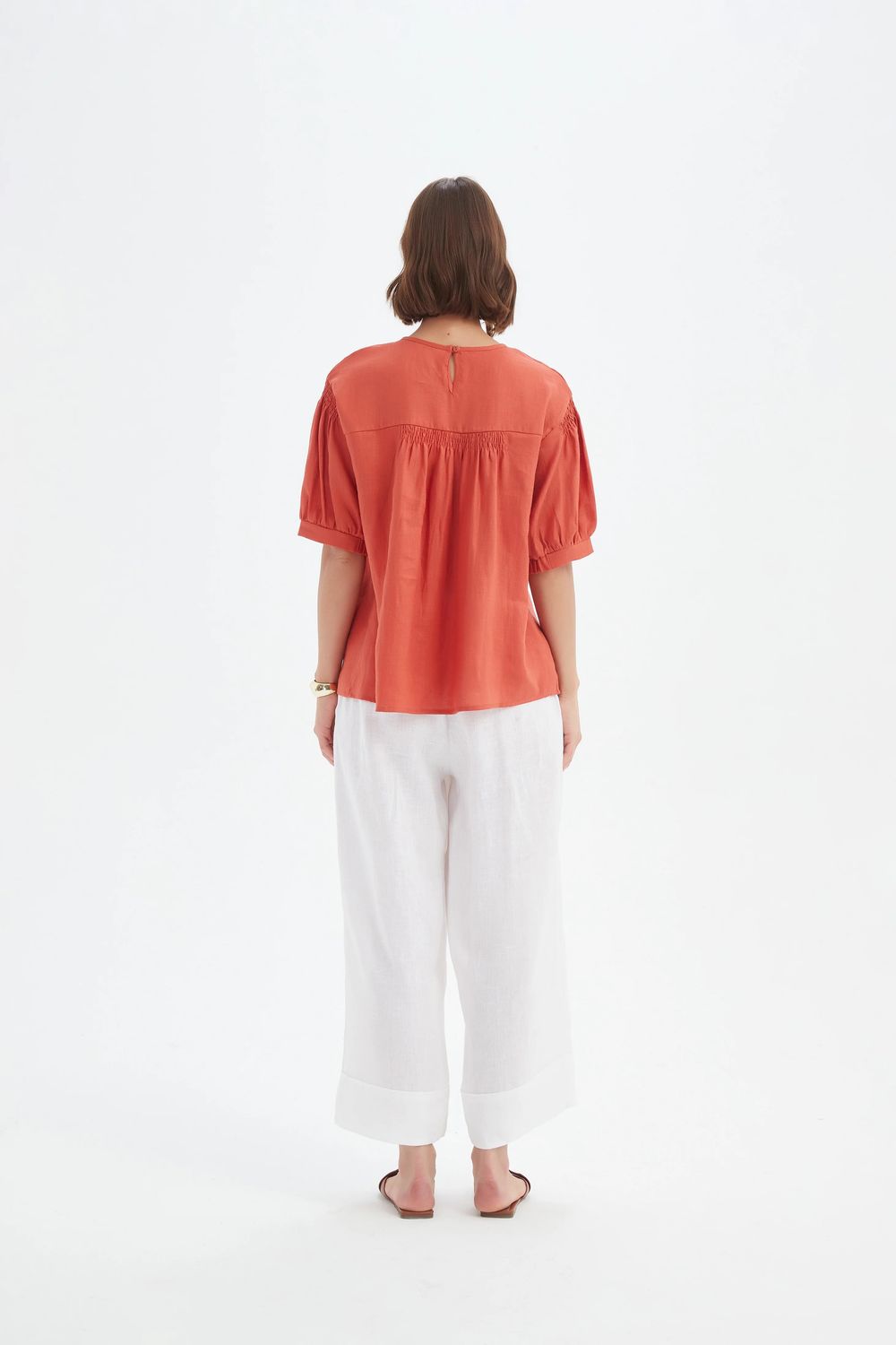 Haut à manches évêque froncées 100% lin français - corail foncé