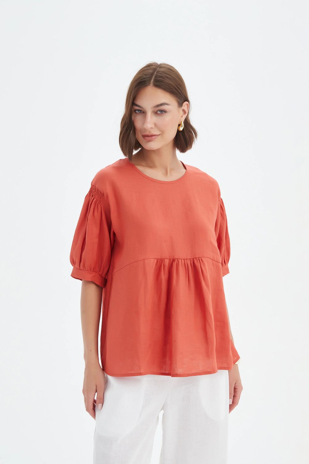 Haut à manches évêque froncées 100% lin français - corail foncé