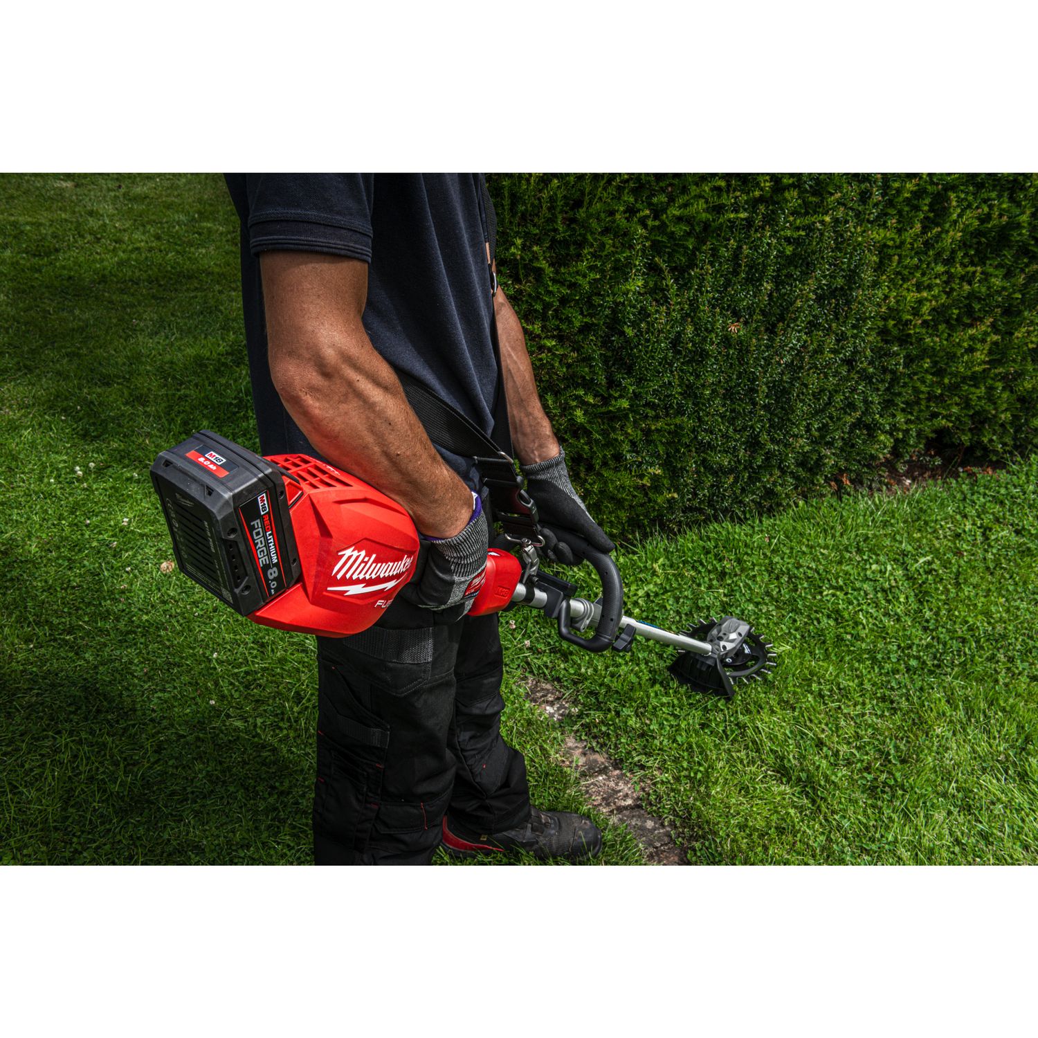 MILWAUKEE M18 FUEL™ Akku-Basiseinheit mit Rasentrimmer-Aufsatz M18FOPHLTKIT2-0