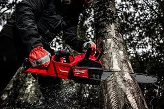 MILWAUKEE M18 FUEL™ Akku-Kettensäge 40-cm-Schwert M18FCHS-122