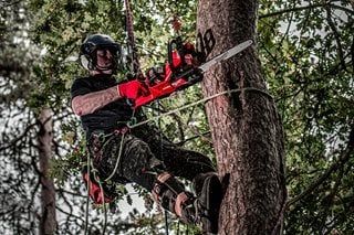 MILWAUKEE M18 FUEL™ Akku-Kettensäge 40-cm-Schwert M18FCHS-122