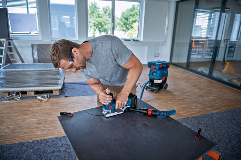 BOSCH Akku-Stichsäge GST 18V-155 SC mit L-BOXX