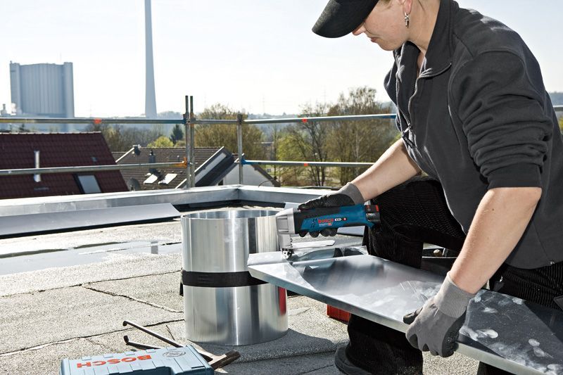 BOSCH Akku-Blechschere GSC 12V-13, mit 2 x 2.0 Ah Li-Ion Akku, L-BOXX