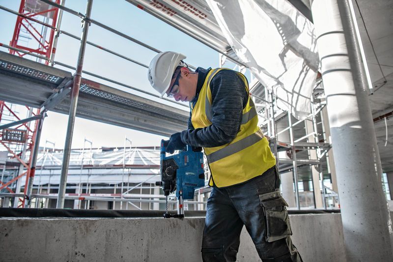 BOSCH Akku-Bohrhammer mit SDS plus GBH 18V-24 C mit L-BOXX