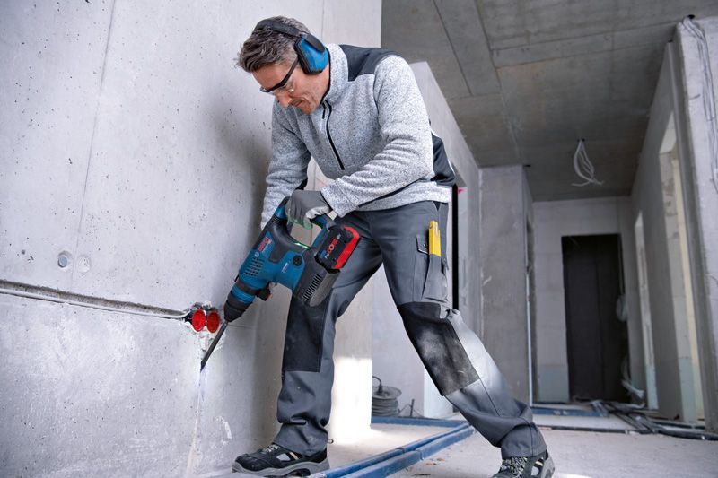 BOSCH Akku-Bohrhammer BITURBO mit SDS plus GBH 18V-34 CF mit 2x Akku ProCORE18V 5.5Ah