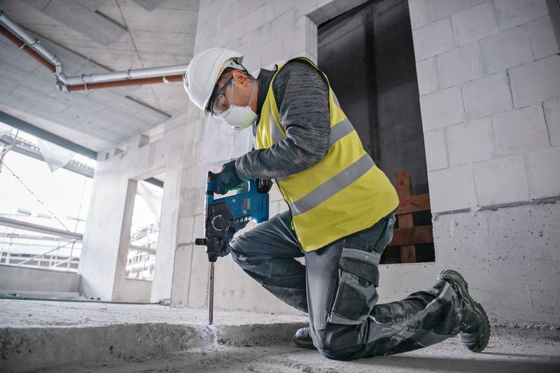 BOSCH Akku-Bohrhammer mit SDS plus GBH 18V-24 C mit L-BOXX