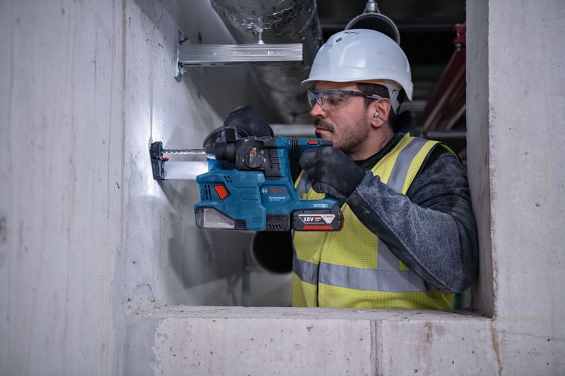 BOSCH Akku-Bohrhammer mit SDS plus GBH 18V-22, 2 x Akku GBA 18V 4.0Ah, L-BOXX