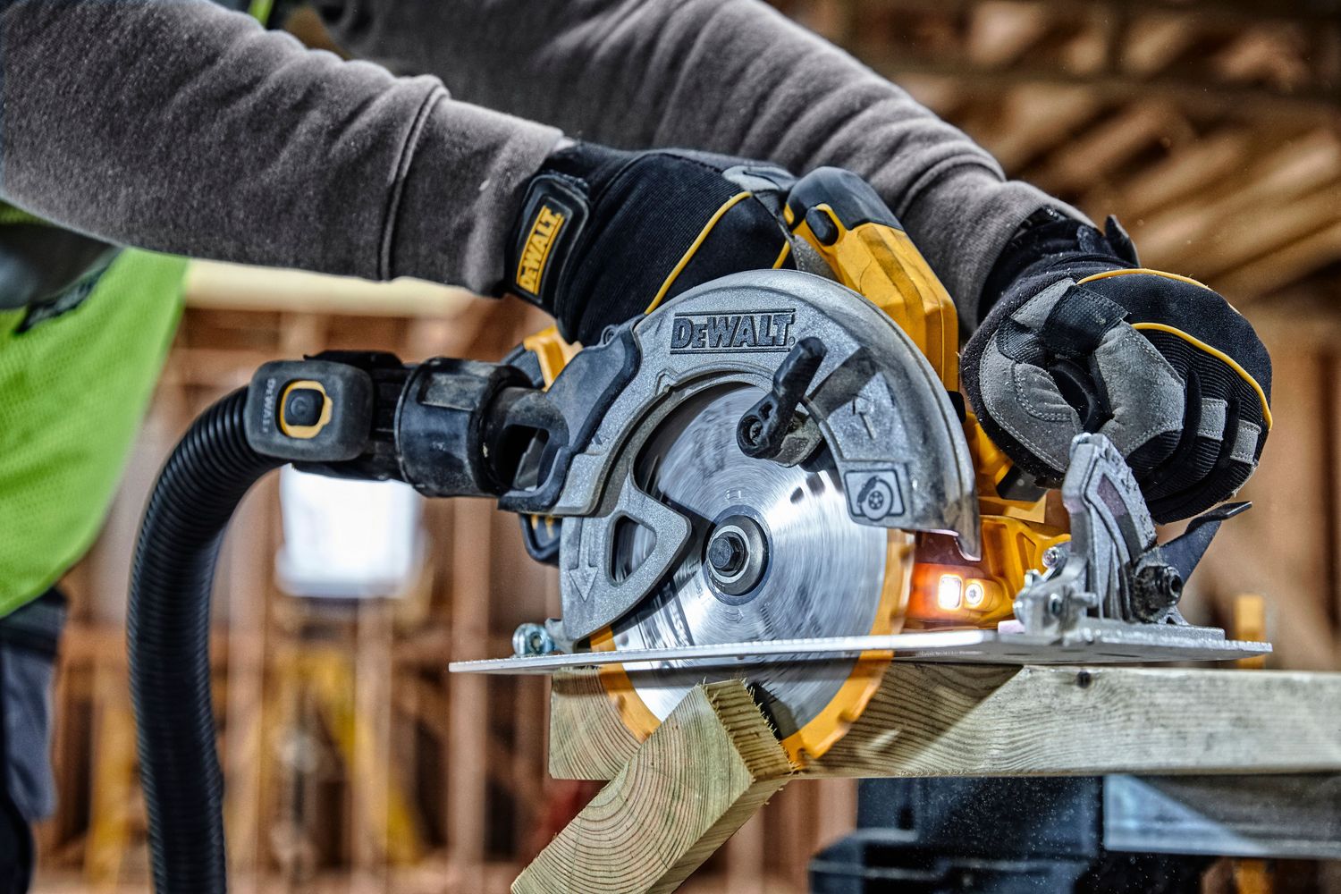 DEWALT DCS570NT-XJ Handkreissaege 18V / Basisv