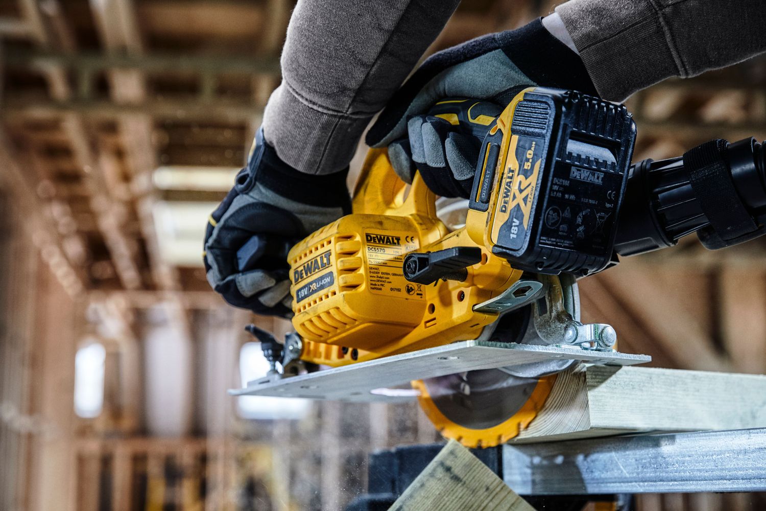 DEWALT DCS570NT-XJ Handkreissaege 18V / Basisv