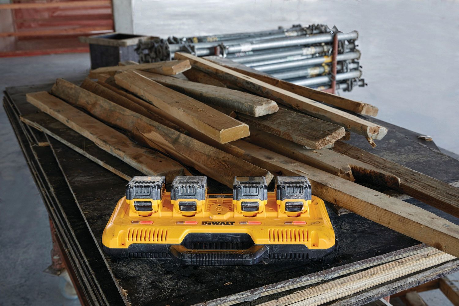 DEWALT DCB104-QW Vierfach-Schnelladegeraet