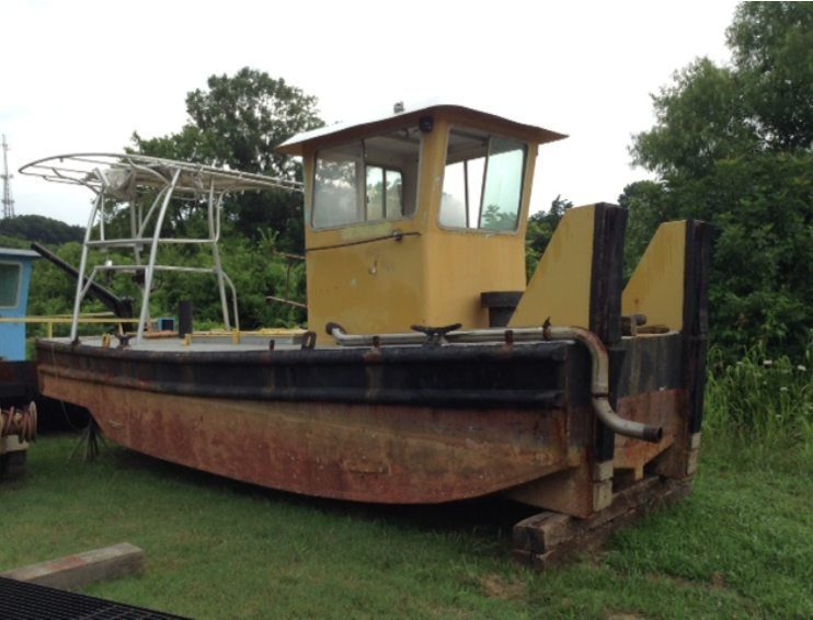 BT932: 25' x 9' x 4' Truckable Push Boat