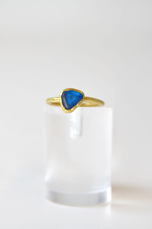Anello con vetro di mare blu triangolare
