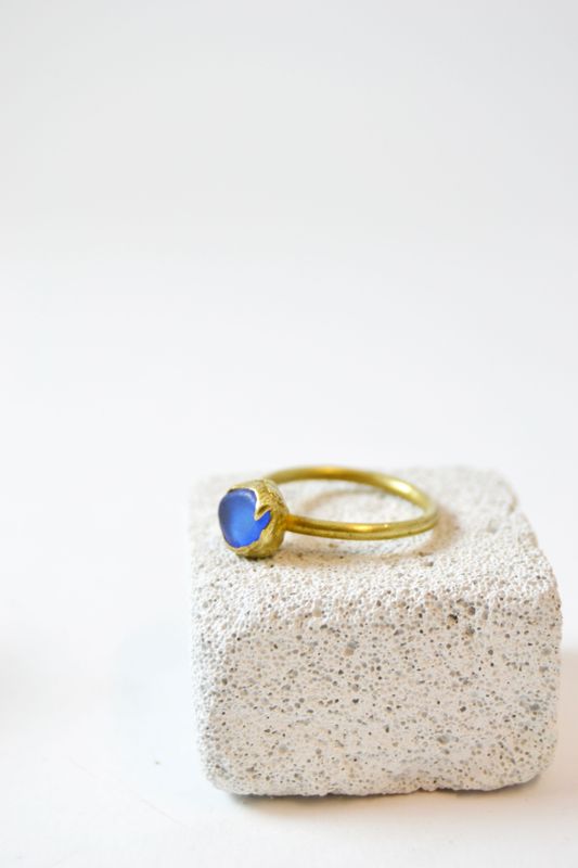 Anello con vetro di mare blu tondo