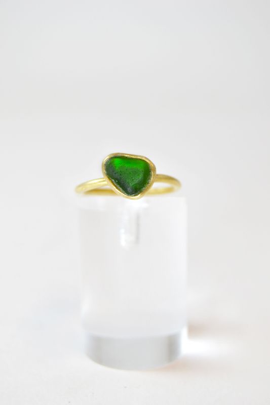Anello con vetro di mare verde triangolare