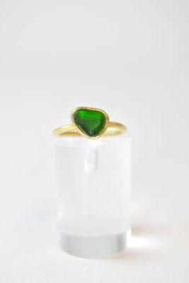 Anello con vetro di mare verde triangolare