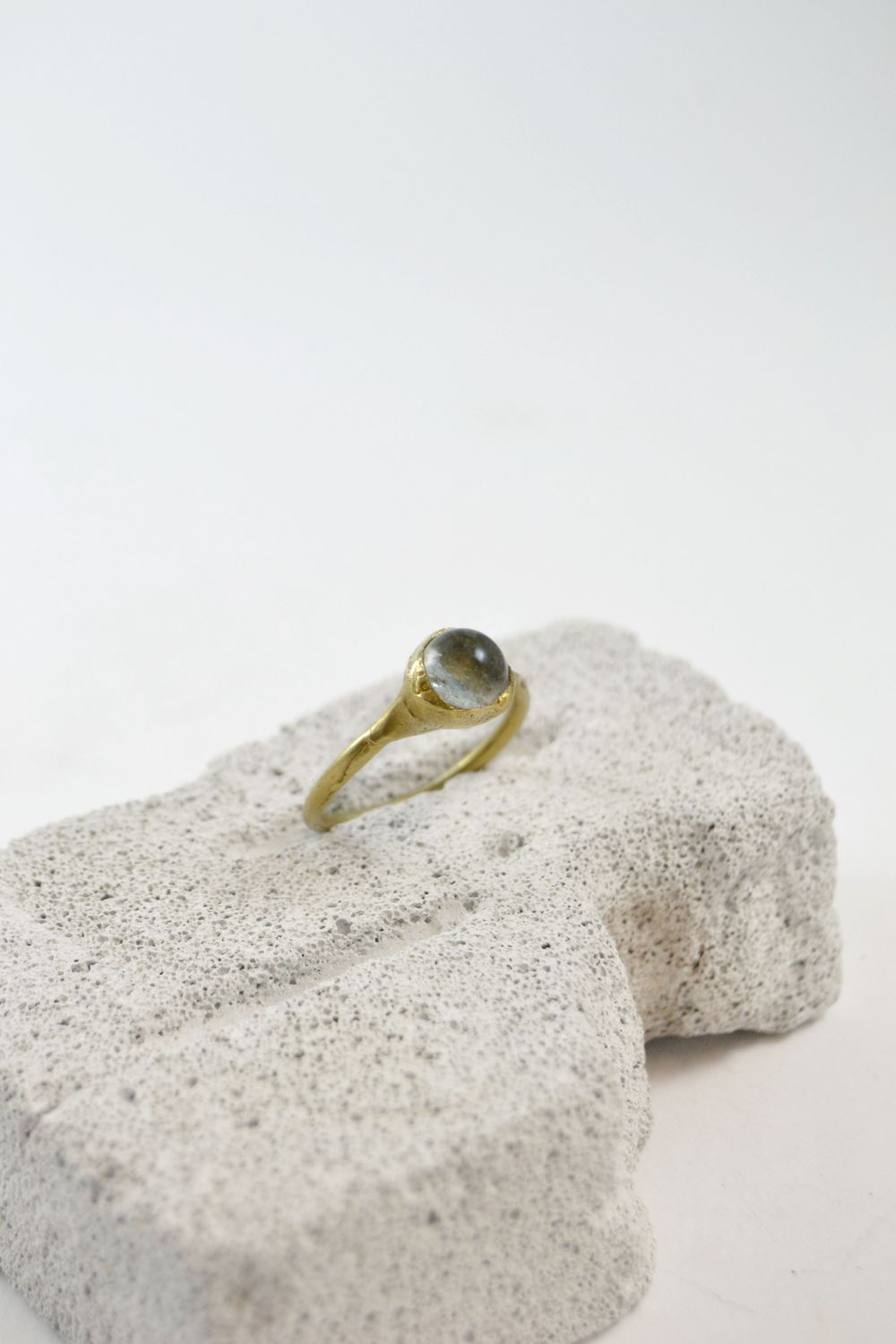 Anello con perla di vetro a lume