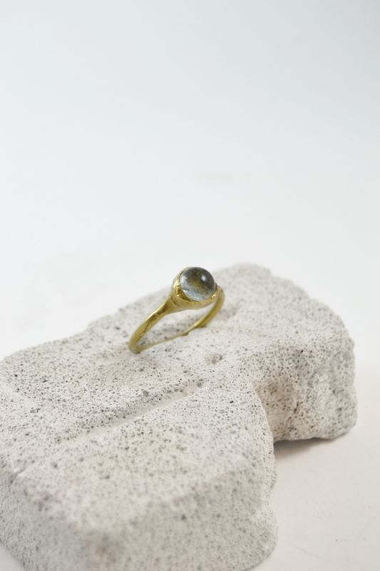 Anello con perla di vetro a lume