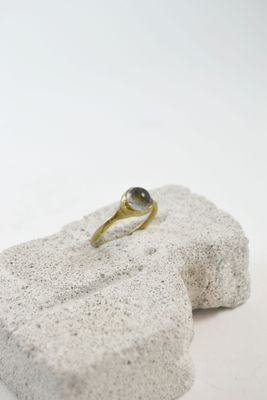 Anello con perla di vetro a lume