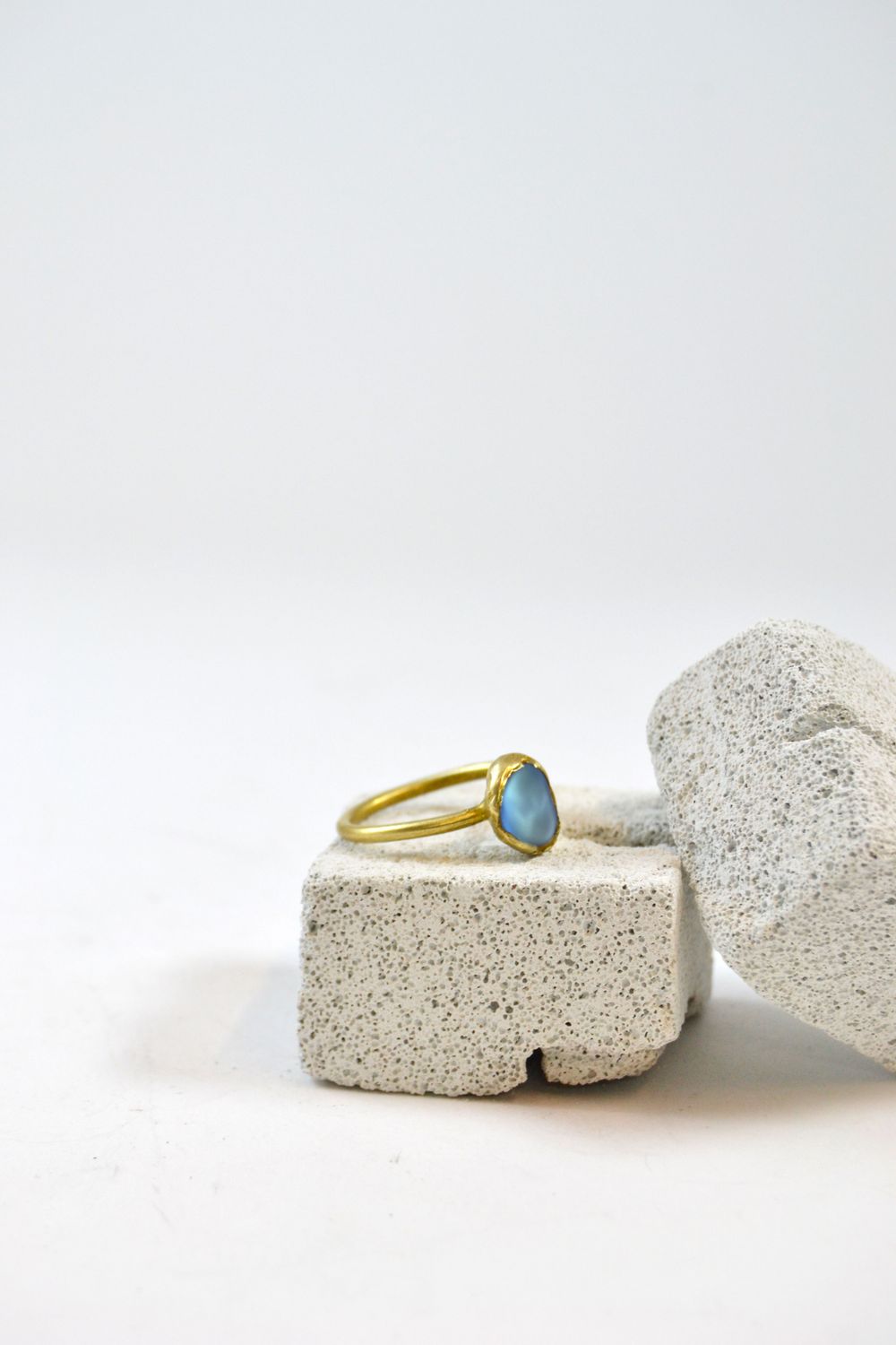 Anello con vetro di mare azzurro