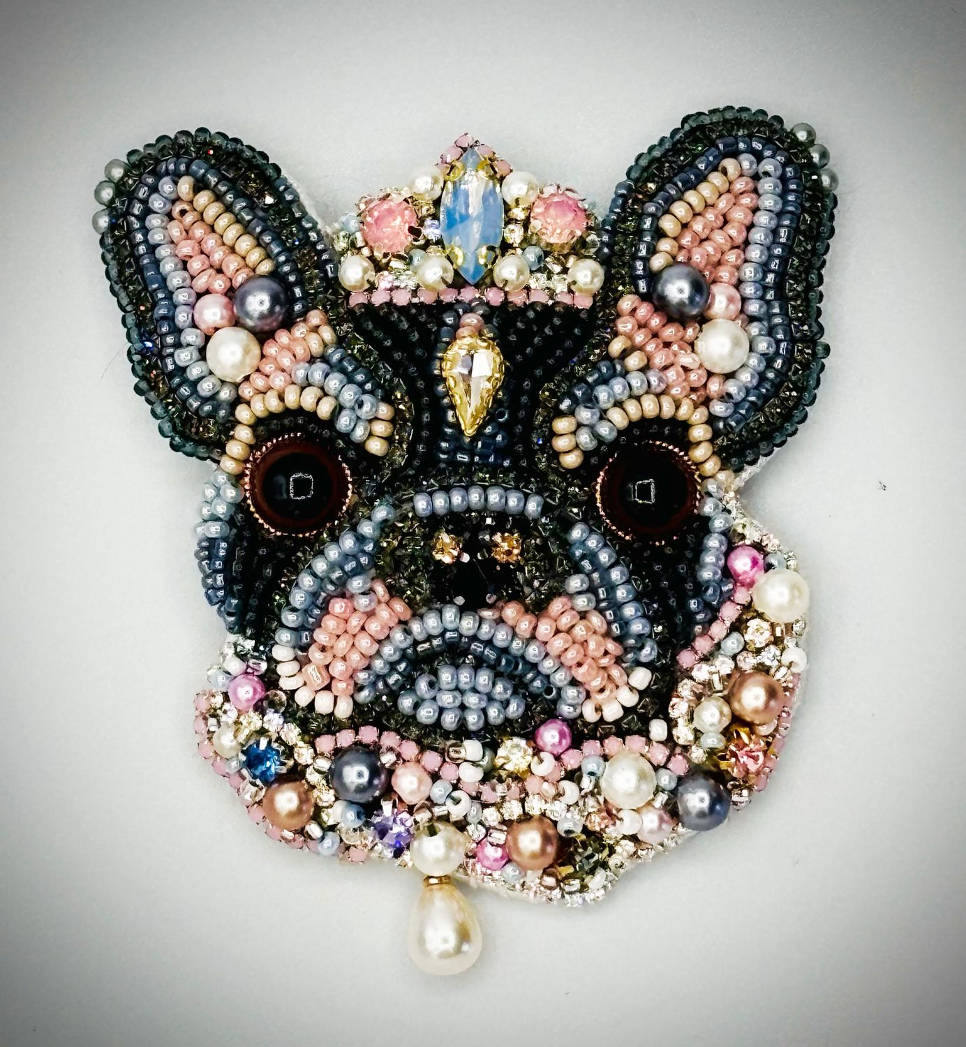 Prince Bulldog brooch, in pearly gray and pink tones / Broche Prince Bouledogue, aux tons gris et rose nacrés