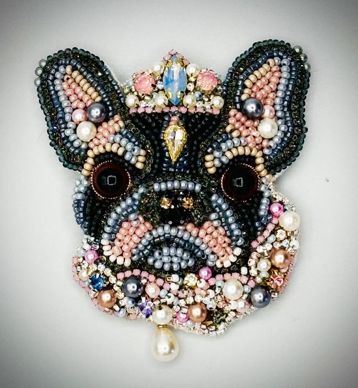Prince Bulldog brooch, in pearly gray and pink tones / Broche Prince Bouledogue, aux tons gris et rose nacrés