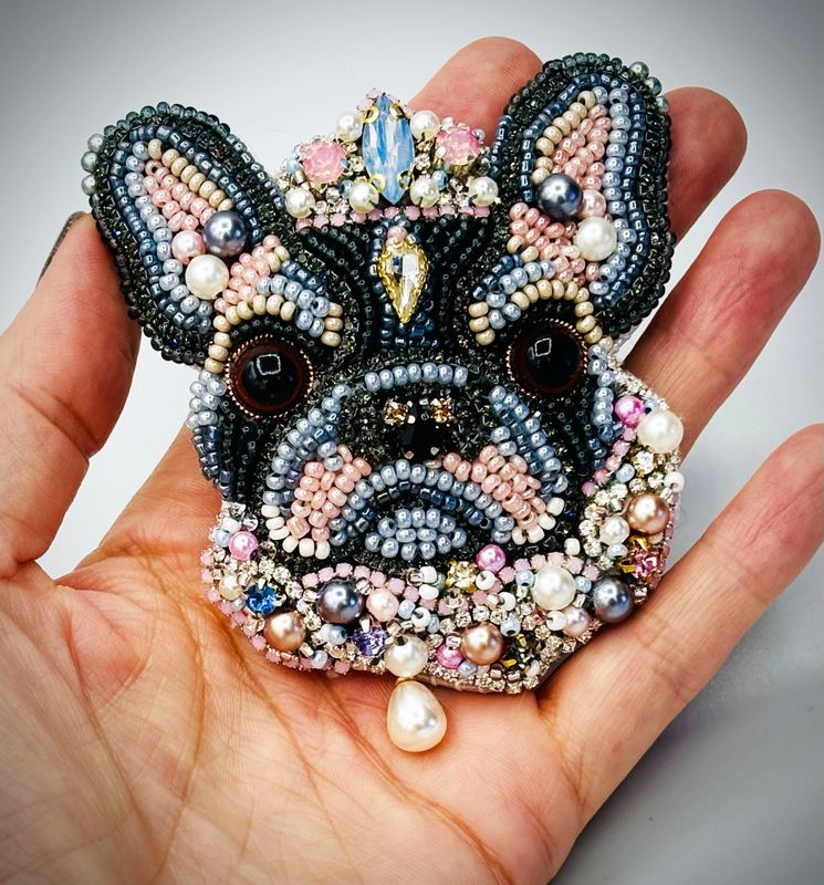 Prince Bulldog brooch, in pearly gray and pink tones / Broche Prince Bouledogue, aux tons gris et rose nacrés