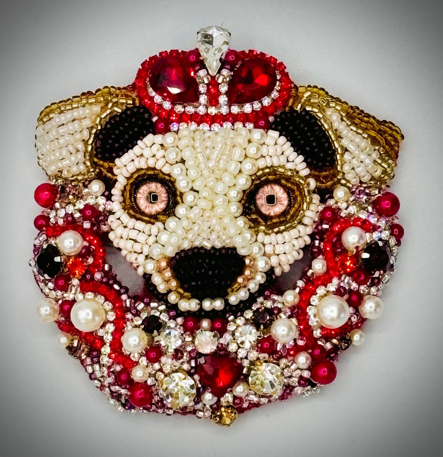 Jack Russell brooch, sparkling red and pearls / Broche Jack Russel, étincelant de rouge et de perles
