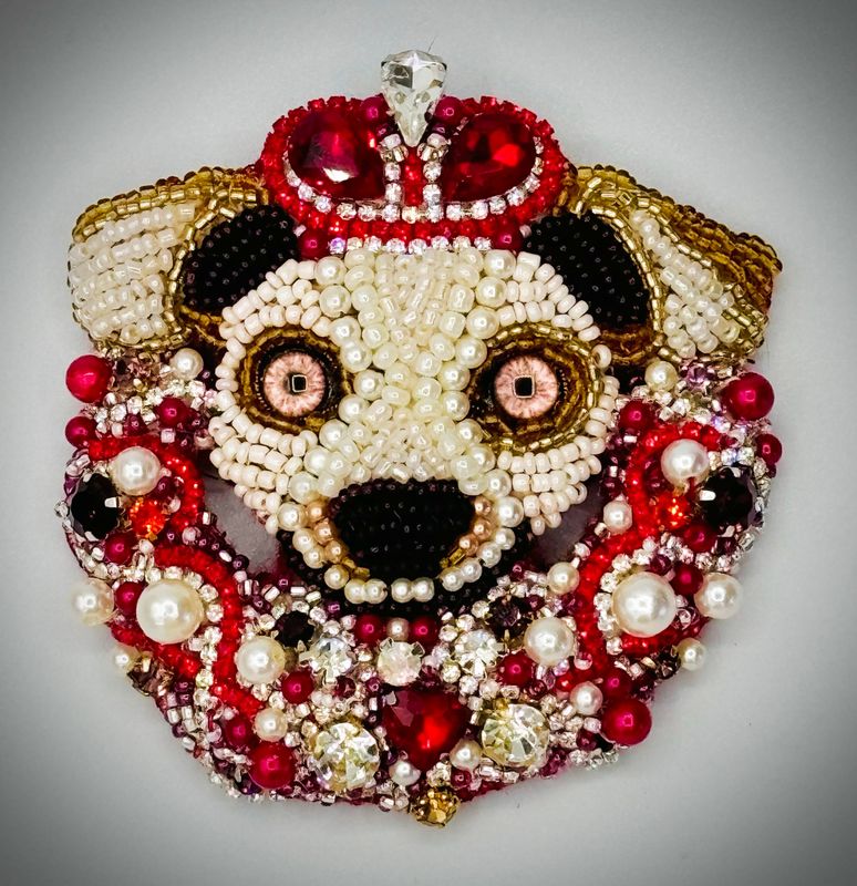 Jack Russell brooch, sparkling red and pearls / Broche Jack Russel, étincelant de rouge et de perles