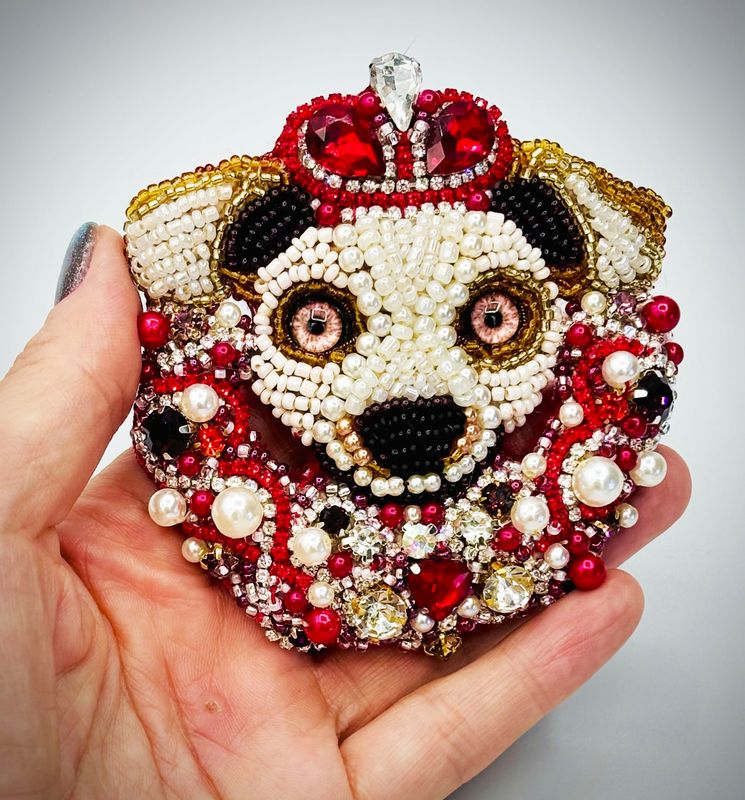 Jack Russell brooch, sparkling red and pearls / Broche Jack Russel, étincelant de rouge et de perles