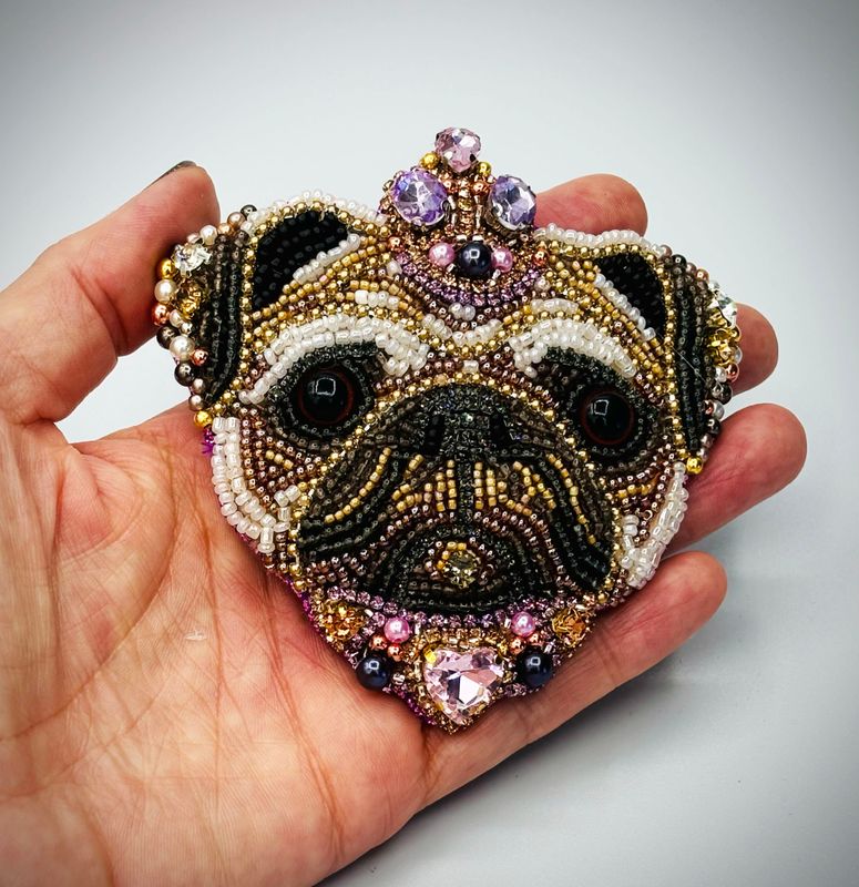 Princess Pug brooch, in pearly beige and pink tones / Broche Princesse Carlin, aux tons beige et rose nacrés