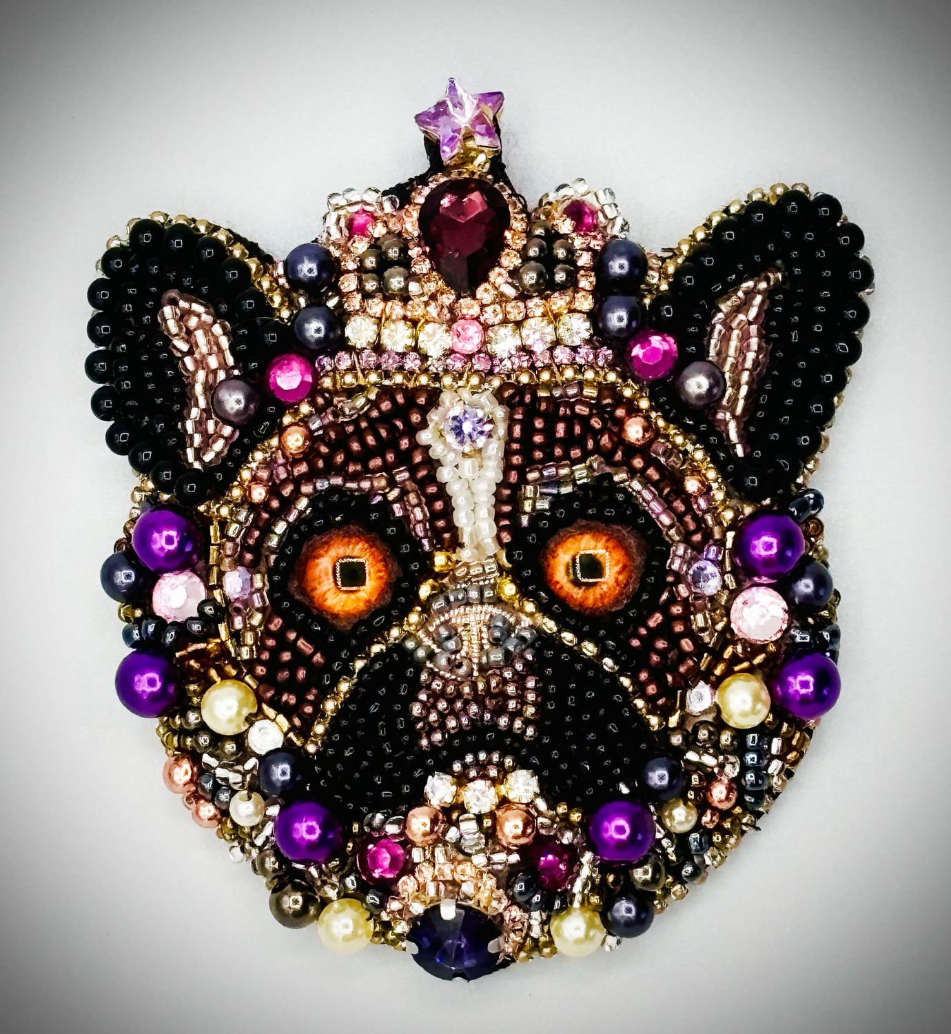 Duchess Bulldog brooch, adorned with black and purple / Broche Duchesse Bouledogue, parée de noir et de violet