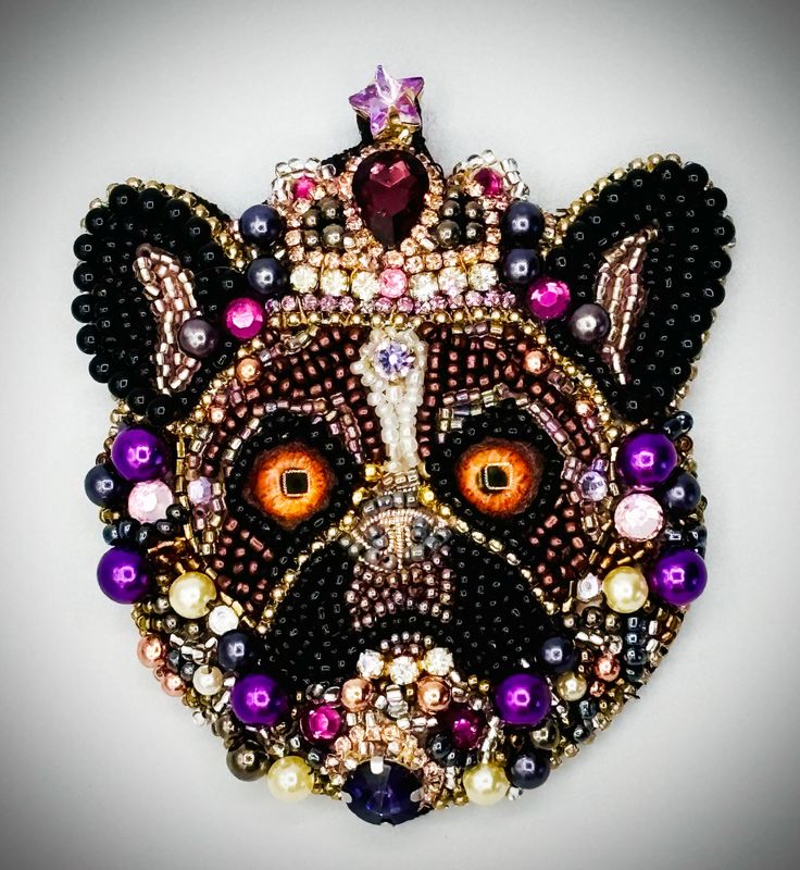 Duchess Bulldog brooch, adorned with black and purple / Broche Duchesse Bouledogue, parée de noir et de violet