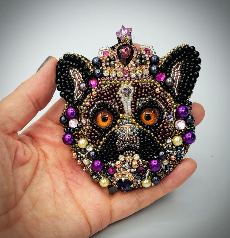 Duchess Bulldog brooch, adorned with black and purple / Broche Duchesse Bouledogue, parée de noir et de violet