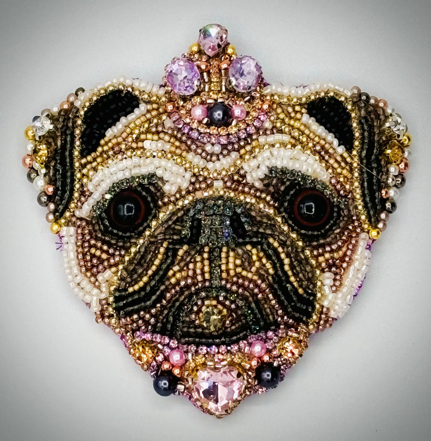 Princess Pug brooch, in pearly beige and pink tones / Broche Princesse Carlin, aux tons beige et rose nacrés