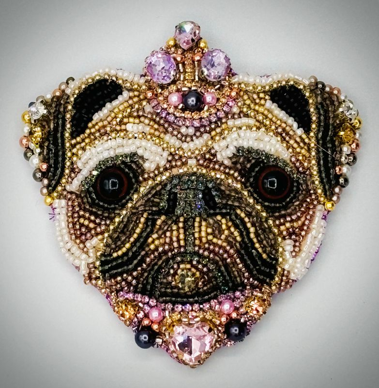 Princess Pug brooch, in pearly beige and pink tones / Broche Princesse Carlin, aux tons beige et rose nacrés