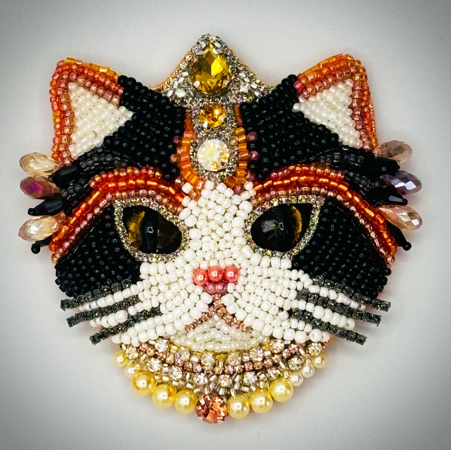 Duchess Calico brooch, with subtle charm / Broche Duchesse Calico, au charme subtil
